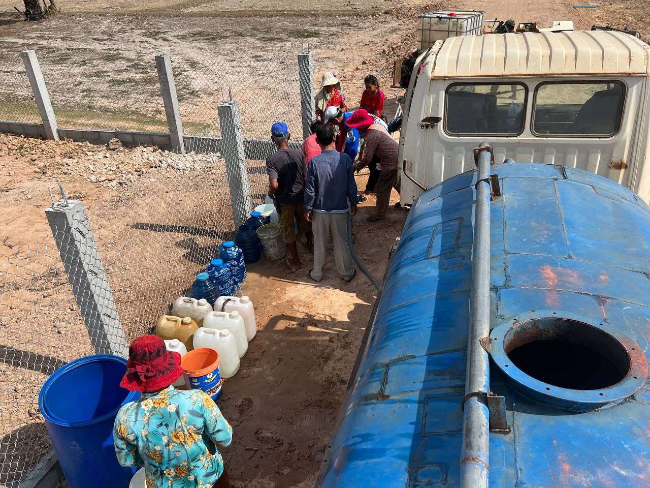 លោកប្រធានមន្ទីរអភិវឌ្ឍន៍ជនបទបានដឹកនាំ ក្រុមការងារបច្ចេកទេសការិយាល័យផ្គត់ផ្គង់ទឹកចុះជួសជុលអណ្តូងស្នប់ ចំនួន ៥ អណ្តូង និងដឹកទឹកចែកជូនប្រជាពលរដ្ឋ ចំនួន១៤២គ្រួសារ ស្មើ ១៥០០០លីត្រ ក្នុងស្រុកទឹកឈូ និងក្រុងបូកគោ 10 photo 2024 05 02 18 32 18