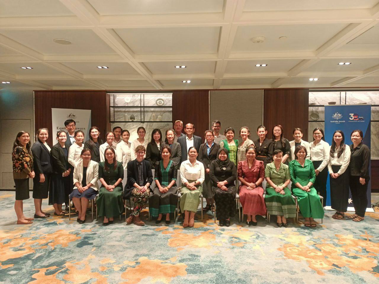 លោកជំទាវ ម៉ាត់ ម៉ារ៉ា រដ្ឋលេខាធិការក្រសួងអភិវឌ្ឍន៍ជនបទដឹកនាំមន្ត្រីជំនាញ ចូលរួមសិក្ខាសាលាស្តីពី “ការកសាងសមត្ថភាព យេនឌ័រ” ដែលរៀបចំដោយស្ថានទូតអូស្រ្ដាលីប្រចាំនៅកម្ពុជា 3 photo 2024 05 02 19 15 53