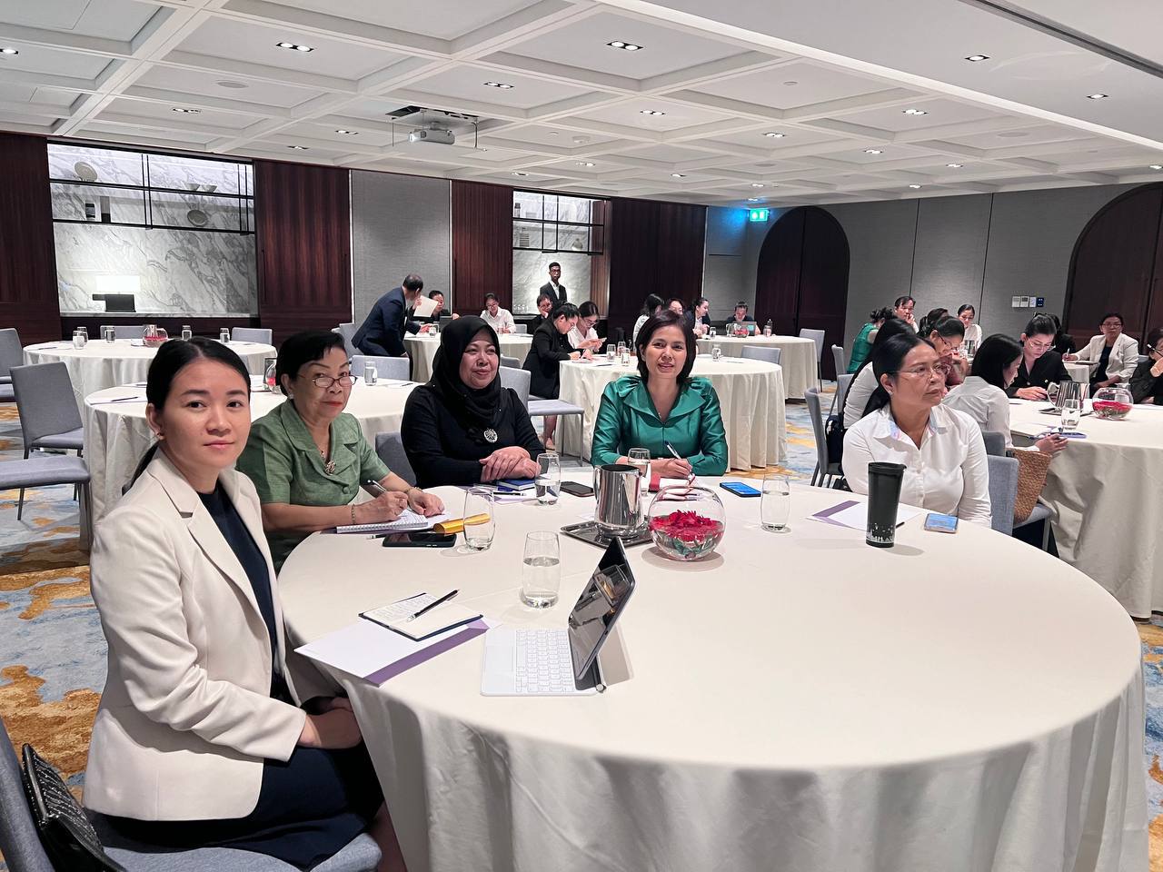 លោកជំទាវ ម៉ាត់ ម៉ារ៉ា រដ្ឋលេខាធិការក្រសួងអភិវឌ្ឍន៍ជនបទដឹកនាំមន្ត្រីជំនាញ ចូលរួមសិក្ខាសាលាស្តីពី “ការកសាងសមត្ថភាព យេនឌ័រ” ដែលរៀបចំដោយស្ថានទូតអូស្រ្ដាលីប្រចាំនៅកម្ពុជា 8 photo 2024 05 03 10 10 03