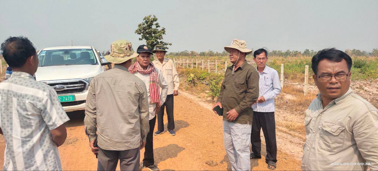 ឯកឧត្តម ប៉ា សុខុម បានដឹកនាំមន្រ្តីបច្ចេកទេស មន្ទីរអភិវឌ្ឍន៍ជនបទខេត្តកំពង់ឆ្នាំង ចុះពិនិត្យមើលស្ថានភាពខ្វះខាតទឹកប្រើប្រាស់ និងបរិភោគ ក្នុងស្រុកទឹកផុស 3 photo 2024 05 03 17 43 14