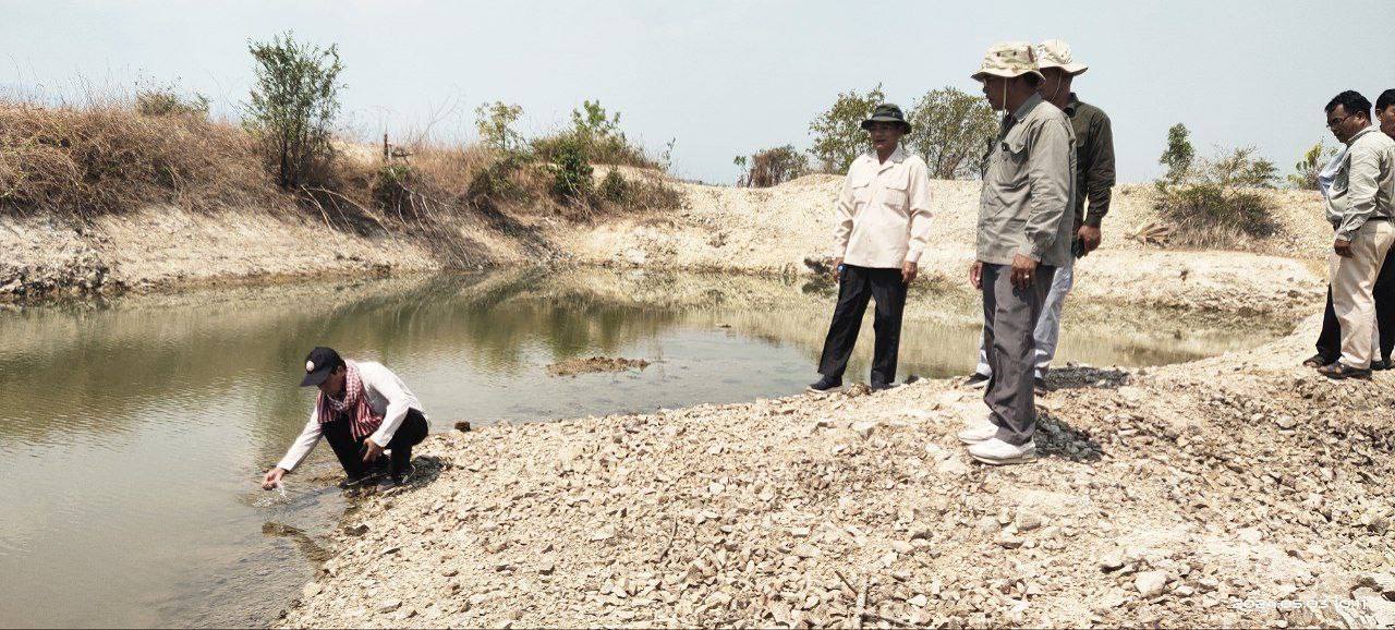ឯកឧត្តម ប៉ា សុខុម បានដឹកនាំមន្រ្តីបច្ចេកទេស មន្ទីរអភិវឌ្ឍន៍ជនបទខេត្តកំពង់ឆ្នាំង ចុះពិនិត្យមើលស្ថានភាពខ្វះខាតទឹកប្រើប្រាស់ និងបរិភោគ ក្នុងស្រុកទឹកផុស 4 photo 2024 05 03 17 43 15