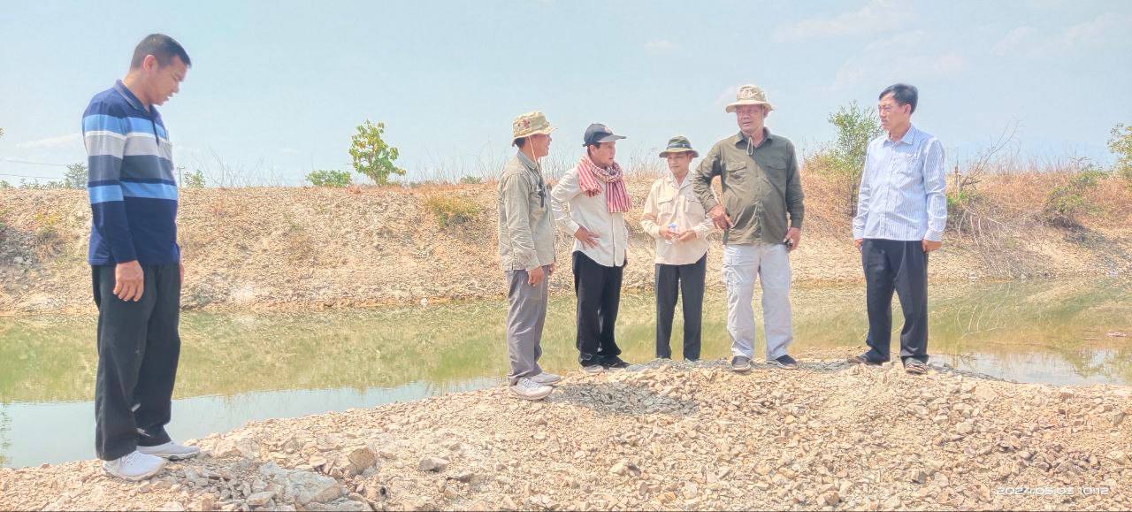 ឯកឧត្តម ប៉ា សុខុម បានដឹកនាំមន្រ្តីបច្ចេកទេស មន្ទីរអភិវឌ្ឍន៍ជនបទខេត្តកំពង់ឆ្នាំង ចុះពិនិត្យមើលស្ថានភាពខ្វះខាតទឹកប្រើប្រាស់ និងបរិភោគ ក្នុងស្រុកទឹកផុស 5 photo 2024 05 03 17 43 16