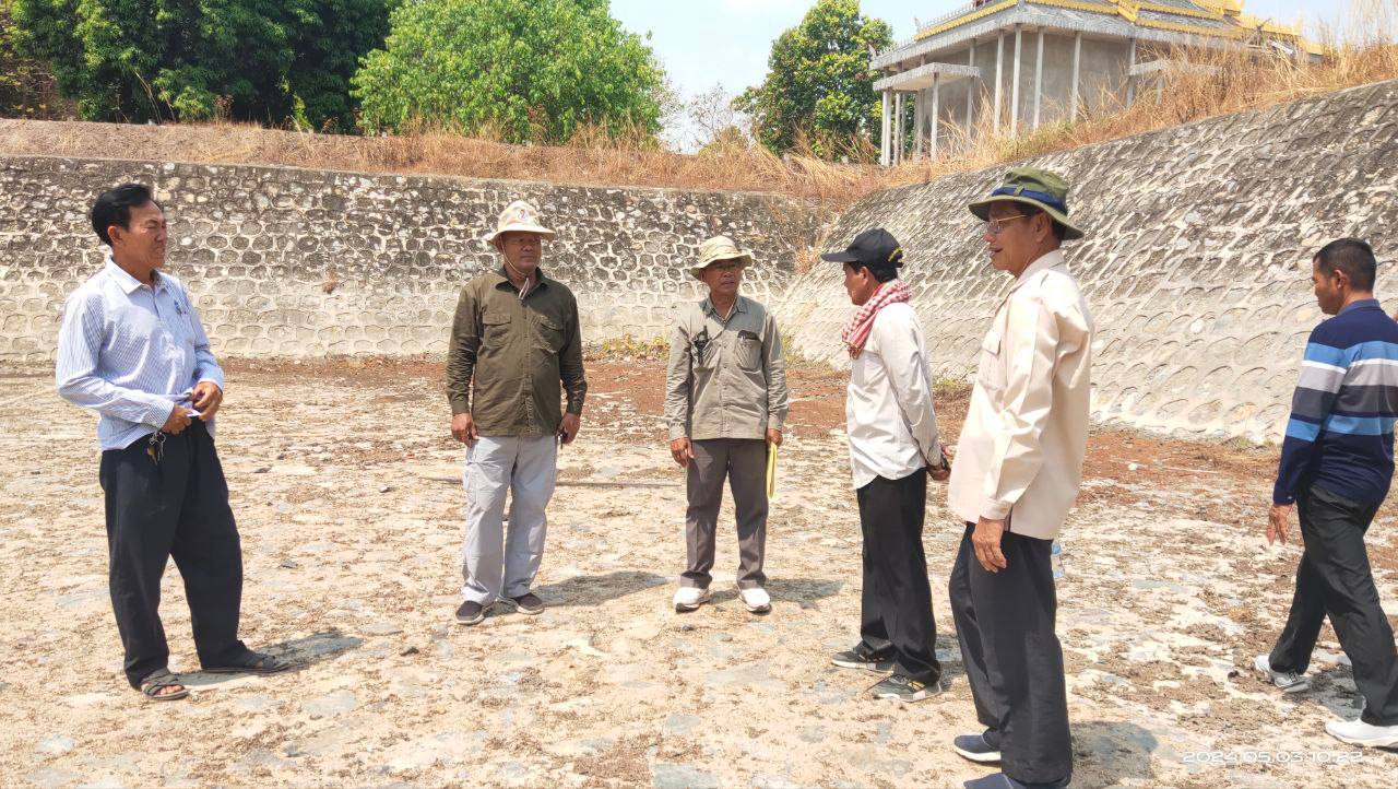 ឯកឧត្តម ប៉ា សុខុម បានដឹកនាំមន្រ្តីបច្ចេកទេស មន្ទីរអភិវឌ្ឍន៍ជនបទខេត្តកំពង់ឆ្នាំង ចុះពិនិត្យមើលស្ថានភាពខ្វះខាតទឹកប្រើប្រាស់ និងបរិភោគ ក្នុងស្រុកទឹកផុស 6 photo 2024 05 03 17 43 18