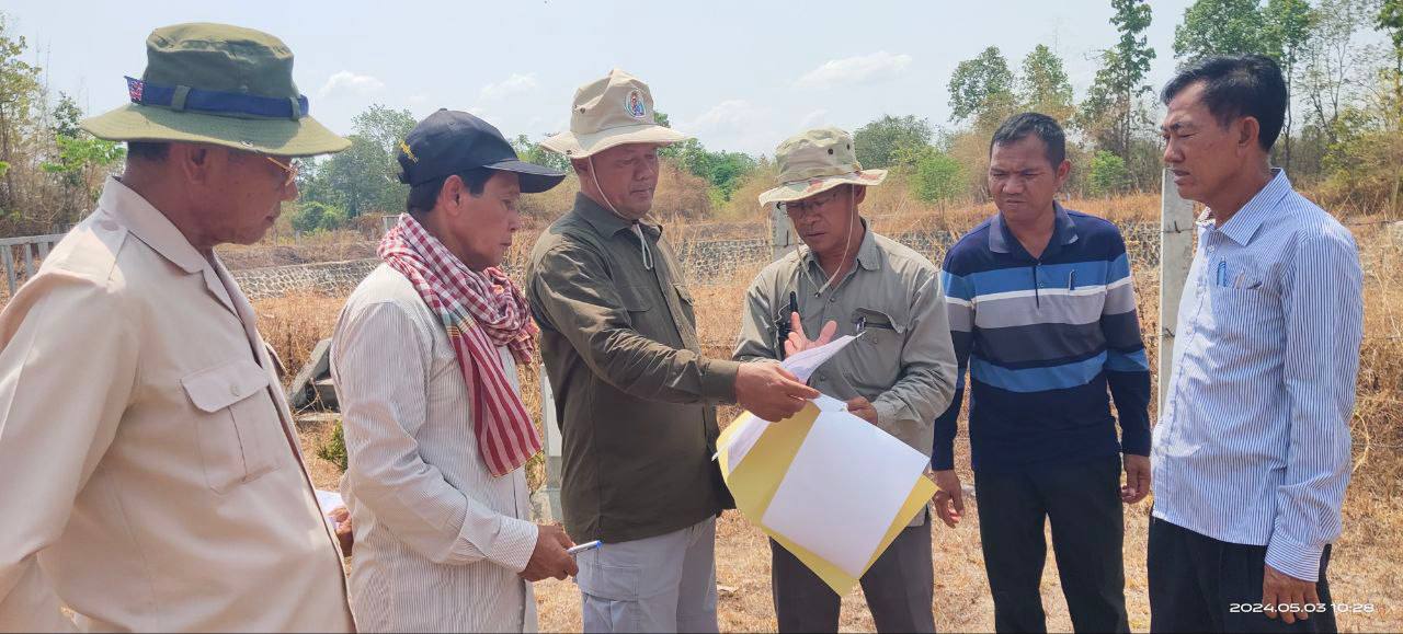 ឯកឧត្តម ប៉ា សុខុម បានដឹកនាំមន្រ្តីបច្ចេកទេស មន្ទីរអភិវឌ្ឍន៍ជនបទខេត្តកំពង់ឆ្នាំង ចុះពិនិត្យមើលស្ថានភាពខ្វះខាតទឹកប្រើប្រាស់ និងបរិភោគ ក្នុងស្រុកទឹកផុស 7 photo 2024 05 03 17 43 19