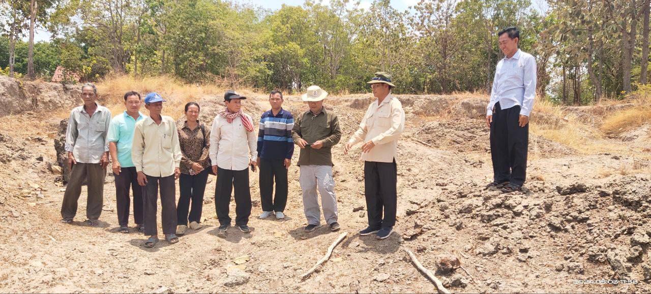 ឯកឧត្តម ប៉ា សុខុម បានដឹកនាំមន្រ្តីបច្ចេកទេស មន្ទីរអភិវឌ្ឍន៍ជនបទខេត្តកំពង់ឆ្នាំង ចុះពិនិត្យមើលស្ថានភាពខ្វះខាតទឹកប្រើប្រាស់ និងបរិភោគ ក្នុងស្រុកទឹកផុស 9 photo 2024 05 03 17 43 24