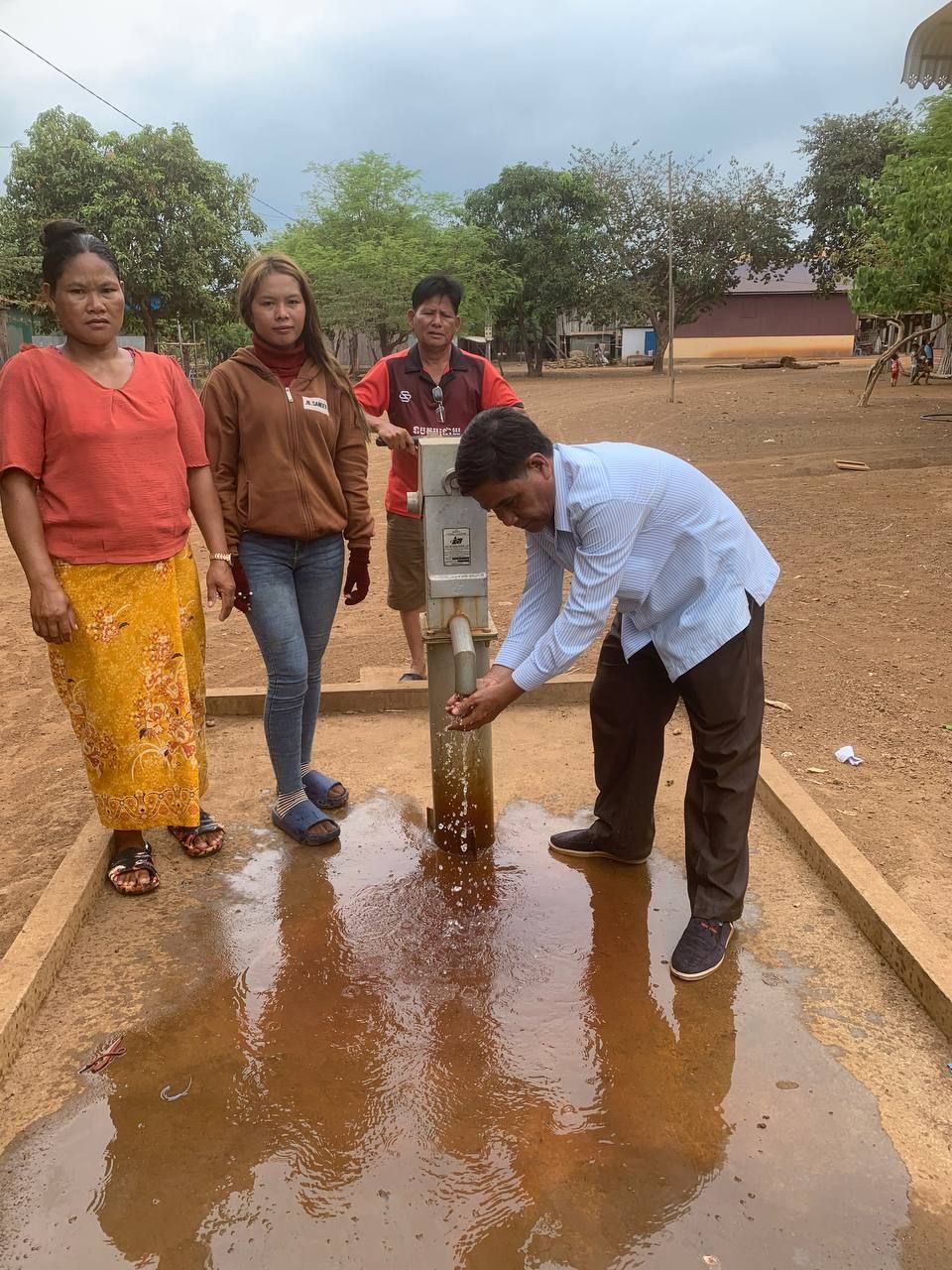 លោកអនុប្រធានមន្ទីរទទួលបន្ទុកការិយាល័យផ្គត់ផ្គង់ទឹក ចុះពិនិត្យស្ថានភាពប្រើប្រាស់ទឹកនៅស្រុកបរកែវ និងស្រុកអូរយ៉ាដាវ 2 photo 2024 05 04 16 01 38
