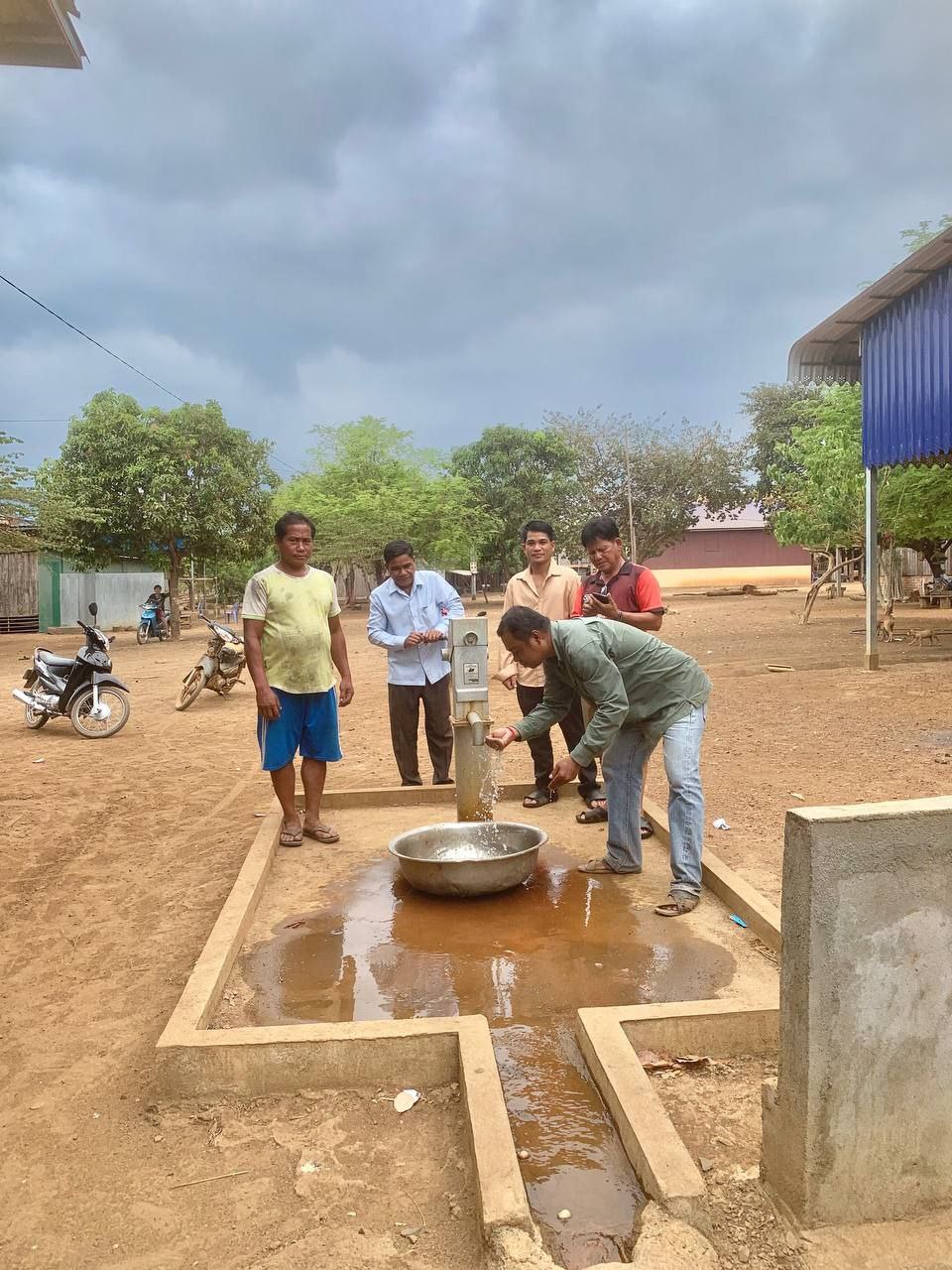 លោកអនុប្រធានមន្ទីរទទួលបន្ទុកការិយាល័យផ្គត់ផ្គង់ទឹក ចុះពិនិត្យស្ថានភាពប្រើប្រាស់ទឹកនៅស្រុកបរកែវ និងស្រុកអូរយ៉ាដាវ 7 photo 2024 05 04 16 01 42 2