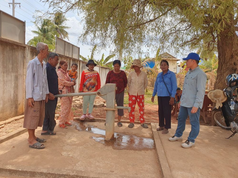 ក្រុមការងារ នៃមន្ទីរអភិវឌ្ឍន៍ជនបទខេត្តកំពត ពិនិត្យ និងដោះស្រាយបញ្ហា ខ្វះទឹកសម្រាប់ហូប និងប្រើប្រាស់របស់ប្រជាពលរដ្ឋក្នុងស្ថានភាពនៃការរីងស្ងួតប្រភពទឹក 2 photo 2024 05 04 17 07 21