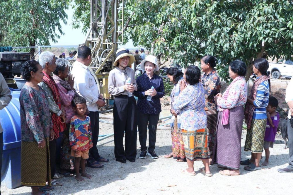 លោកជំទាវ លីម មុយឡេង និងមន្ទីរអភិវឌ្ឍន៍ជនបទខេត្តកណ្ដាល សហការជាមួយអាជ្ញាធរថ្នាក់ស្រុក ឃុំ បន្ដចុះអន្ដរាគមន៍ លើបញ្ហាខ្វះខាតទឹករបស់ប្រជាពលរដ្ឋ 2 photo 2024 05 05 08 00 06 2