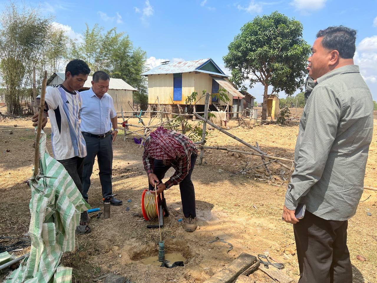 លោក សំ នីតូ ប្រធានមន្ទីរអភិវឌ្ឍន៍ជនបទខេត្ត ពិនិត្យអណ្ដូងស្នប់នៅឃុំជ្រុងពពេលស្រុករំដួល 7 photo 2024 05 06 16 08 04 1