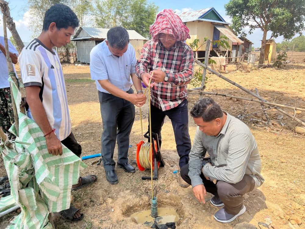 លោក សំ នីតូ ប្រធានមន្ទីរអភិវឌ្ឍន៍ជនបទខេត្ត ពិនិត្យអណ្ដូងស្នប់នៅឃុំជ្រុងពពេលស្រុករំដួល 2 photo 2024 05 06 16 08 04 2 1