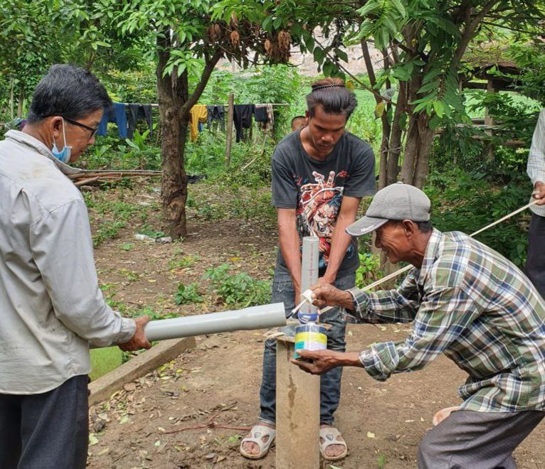 ក្រុមការងារបច្ចេកទេសទឹកជនបទ នៃមន្ទីរអភិវឌ្ឍន៍ជនបទខេត្តប៉ៃលិន សហកាជាមួយមន្ត្រីស្រុកសាលាក្រៅ ចុះជួសជុលអណ្ដូងស្នប់ជូនប្រជាពលរដ្ឋ 2 photo 2024 05 06 17 50 15