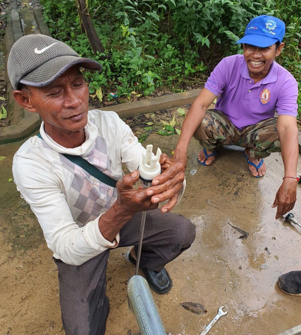 ក្រុមការងារបច្ចេកទេសទឹកជនបទ នៃមន្ទីរអភិវឌ្ឍន៍ជនបទខេត្តប៉ៃលិន សហកាជាមួយមន្ត្រីស្រុកសាលាក្រៅ ចុះជួសជុលអណ្ដូងស្នប់ជូនប្រជាពលរដ្ឋ 8 photo 2024 05 06 17 50 21