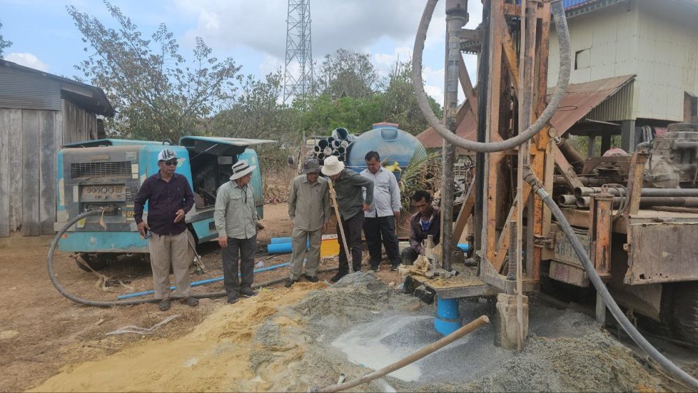 ឯកឧត្តម សាន វិសាល អញ្ជើញចុះពិនិត្យការដ្ឋានខួងអណ្ដូង ឭស្នប់ ចំនួន ២កន្លែង និង ការដ្ឋានស្តារស្រះទឹកសហគមន៍ នៅស្រុកទឹកឈូ 2 photo 2024 05 06 17 53 59