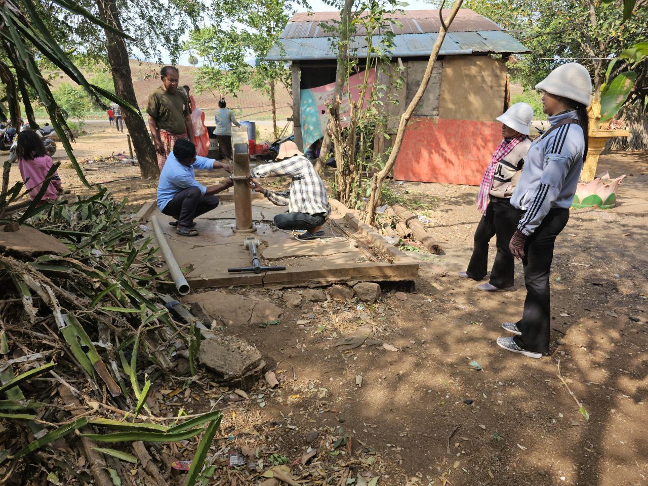 ក្រុមការងារ នៃមន្ទីរអភិវឌ្ឍន៍ជនបទខេត្តប៉ៃលិន សហការជាមួយរដ្ឋបាលស្រុកសាលាក្រៅ និងរដ្ឋបាលក្រុងប៉ៃលិន ចុះធ្វើការជួសជុលអណ្តូងស្នប់ជូនប្រជាពលរដ្ឋ 8 photo 2024 05 07 09 22 57