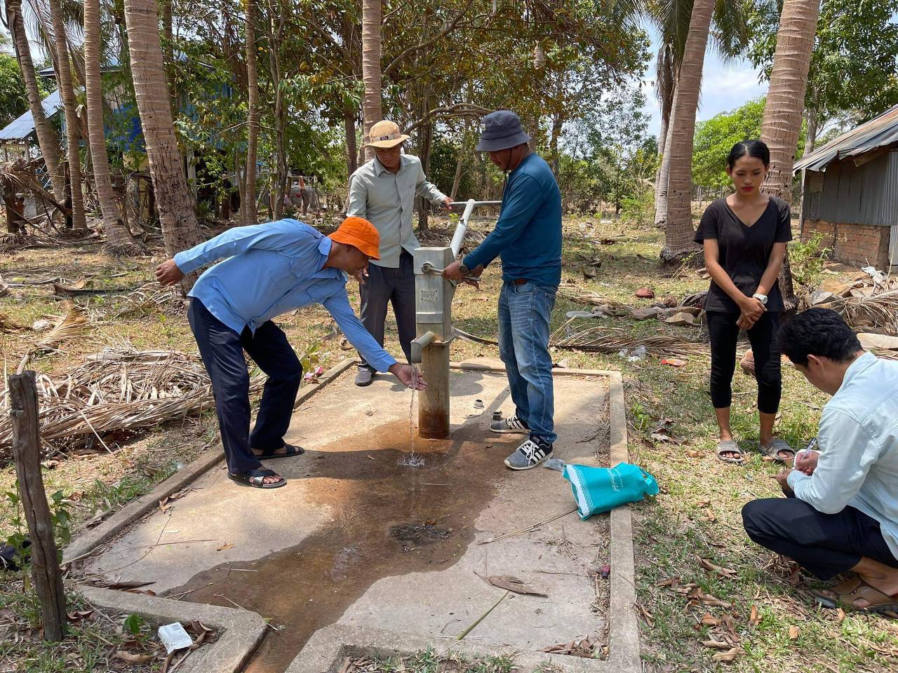 ក្រុមការងារបច្ចេកទេសផ្គត់ផ្គង់ទឹកជនបទរបស់មន្ទីរអភិវឌ្ឍន៍ជនបទខេត្តពោធិ៍សាត់ ចុះជួសជុលអណ្ដូងស្នប់បន្ទាន់ចំនួន ៣អណ្ដូង 8 photo 2024 05 07 17 54 35