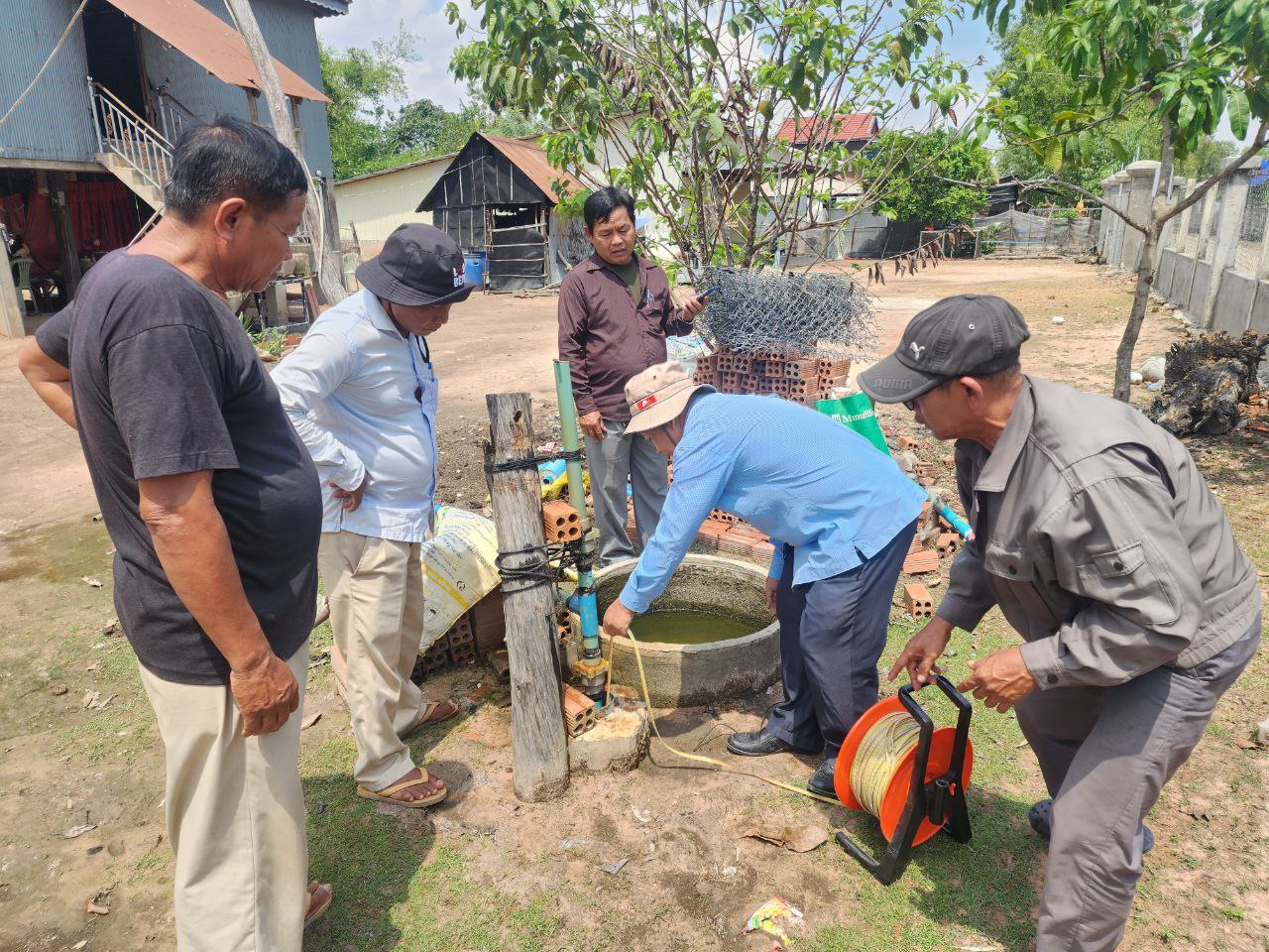 លោក ថោង អ៊ុំវ៉ារិន និងមន្ត្រីបច្ចេកទេសរបស់មន្ទីរអភិវឌ្ឍន៍ជនបទខេត្តស្វាយរៀង បានចុះសហការជាមួយរដ្ឋបាលឃុំ ដើម្បីពិនិត្យមើលការប្រើប្រាស់ទឹកអណ្តូងស្នប់នៅតាមខ្នងផ្ទះប្រជាពលរដ្ឋ 9 photo 2024 05 08 15 46 49