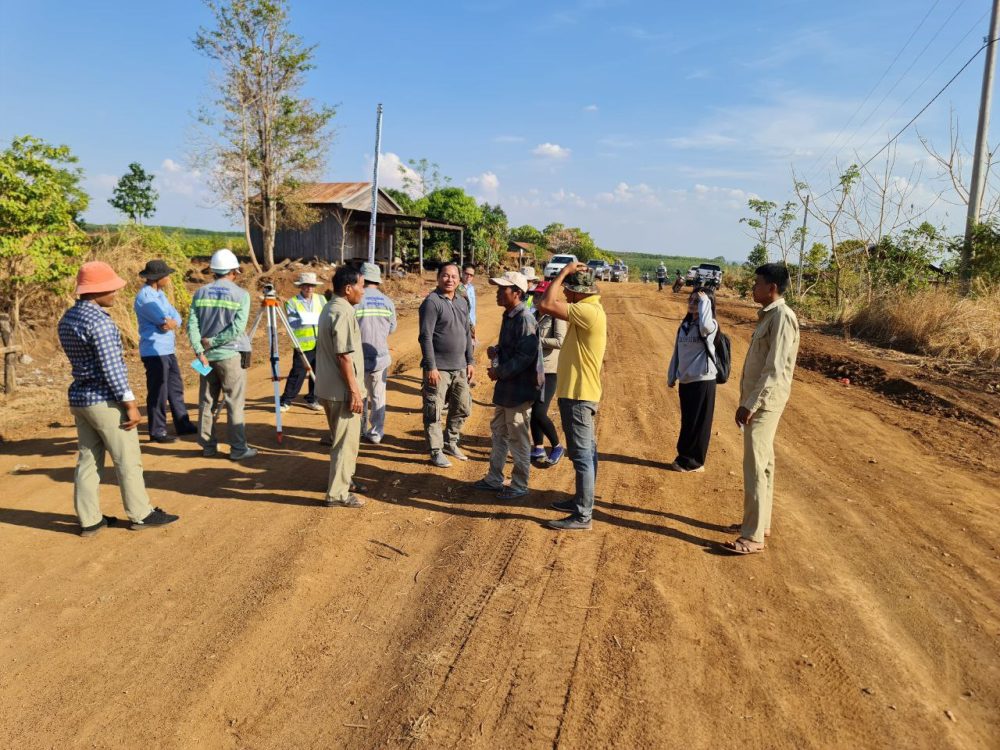 លោក អៀម អឿន ប្រធានមន្ទីរអភិវឌ្ឍន៍ជនបទខេត្តរតនគិរី បានចូលរួមជាមួយក្រុមការងារ គ.ត.វ. របស់ក្រសួងអភិវឌ្ឍន៍ជនបទ បើកការដ្ឋានជួសផ្លូវក្រាលក្រួសក្រហមចំនួន ១ខ្សែនៅឃុំប៉ាតាង ស្រុកលំផាត់ 2 photo 2024 05 08 16 46 20 2