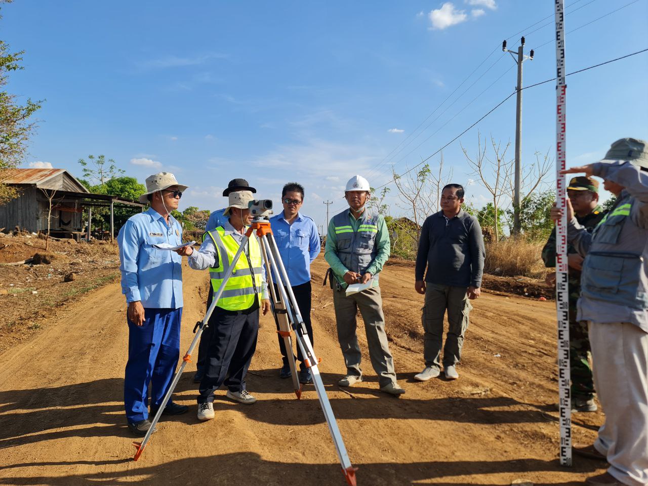 លោក អៀម អឿន ប្រធានមន្ទីរអភិវឌ្ឍន៍ជនបទខេត្តរតនគិរី បានចូលរួមជាមួយក្រុមការងារ គ.ត.វ. របស់ក្រសួងអភិវឌ្ឍន៍ជនបទ បើកការដ្ឋានជួសផ្លូវក្រាលក្រួសក្រហមចំនួន ១ខ្សែនៅឃុំប៉ាតាង ស្រុកលំផាត់ 10 photo 2024 05 08 16 50 15