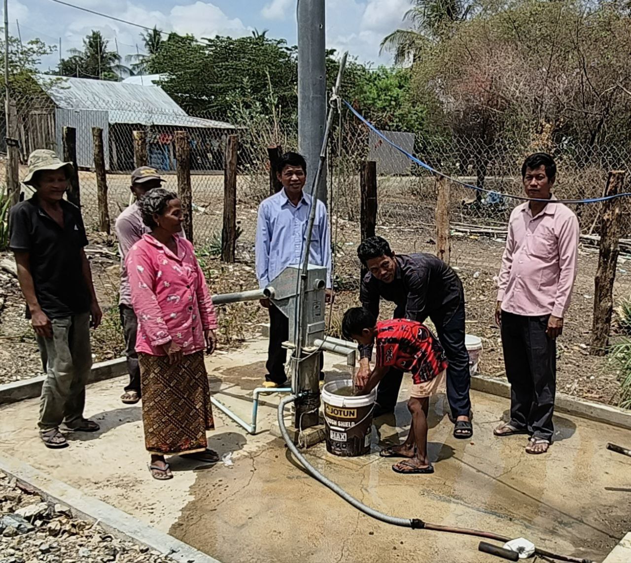 ក្រុមការងារបច្ចេកទេសទឹកស្អាតរបស់មន្ទីរចុះខួងអណ្ដូង និង ជួសជុលបន្ទាន់ជូនប្រជាពលរដ្ឋបាន 8 photo 2024 05 08 18 08 45