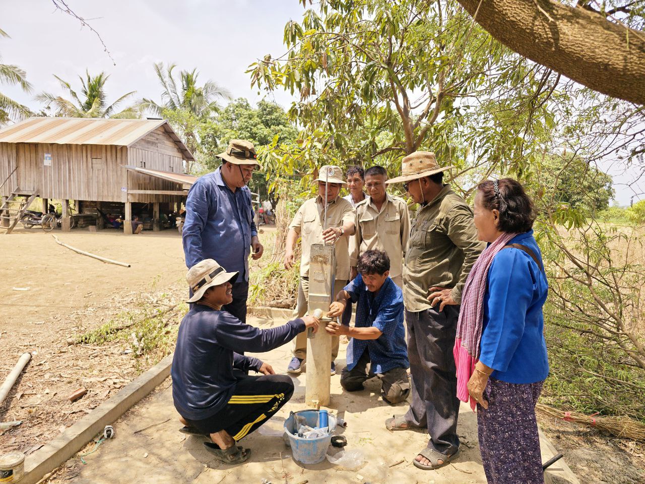 លោក វ៉ាន់ ថុល និងមន្រ្តីជំនាញ អញ្ជើញចុះទៅទីតាំងភូមិដូនត្រឹក ដើម្បីជួសជុលអណ្តូងនៅក្នុងភូមិ 8 photo 2024 05 08 18 40 20