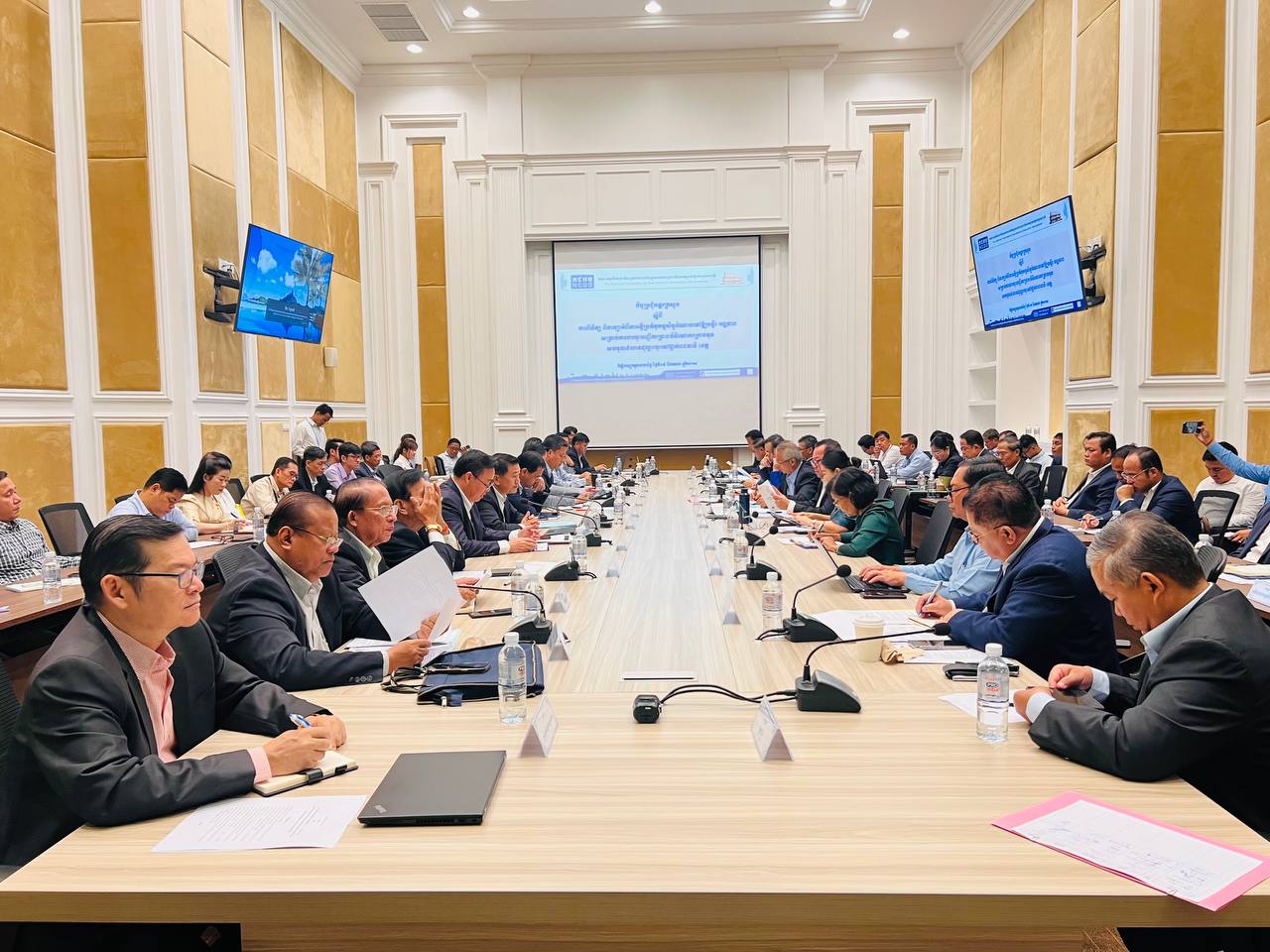 ឯកឧត្ដម ម៉ា សុវណ្ណា ចូលរួមប្រជុំអន្តរក្រសួងស្តីពី ការពិនិត្យពិភាក្សាអំពីការធ្វើប្រតិភូកម្មសិទ្ធិអំណាចទៅឲ្យមន្ទីរ អង្គភាព សម្រាប់ការចុះបញ្ជីគម្រោងវិនិយោគ ដែលមានទុនសមមូលចំនួន ៥លានដុល្លារ 5 photo 2024 05 09 10 59 18