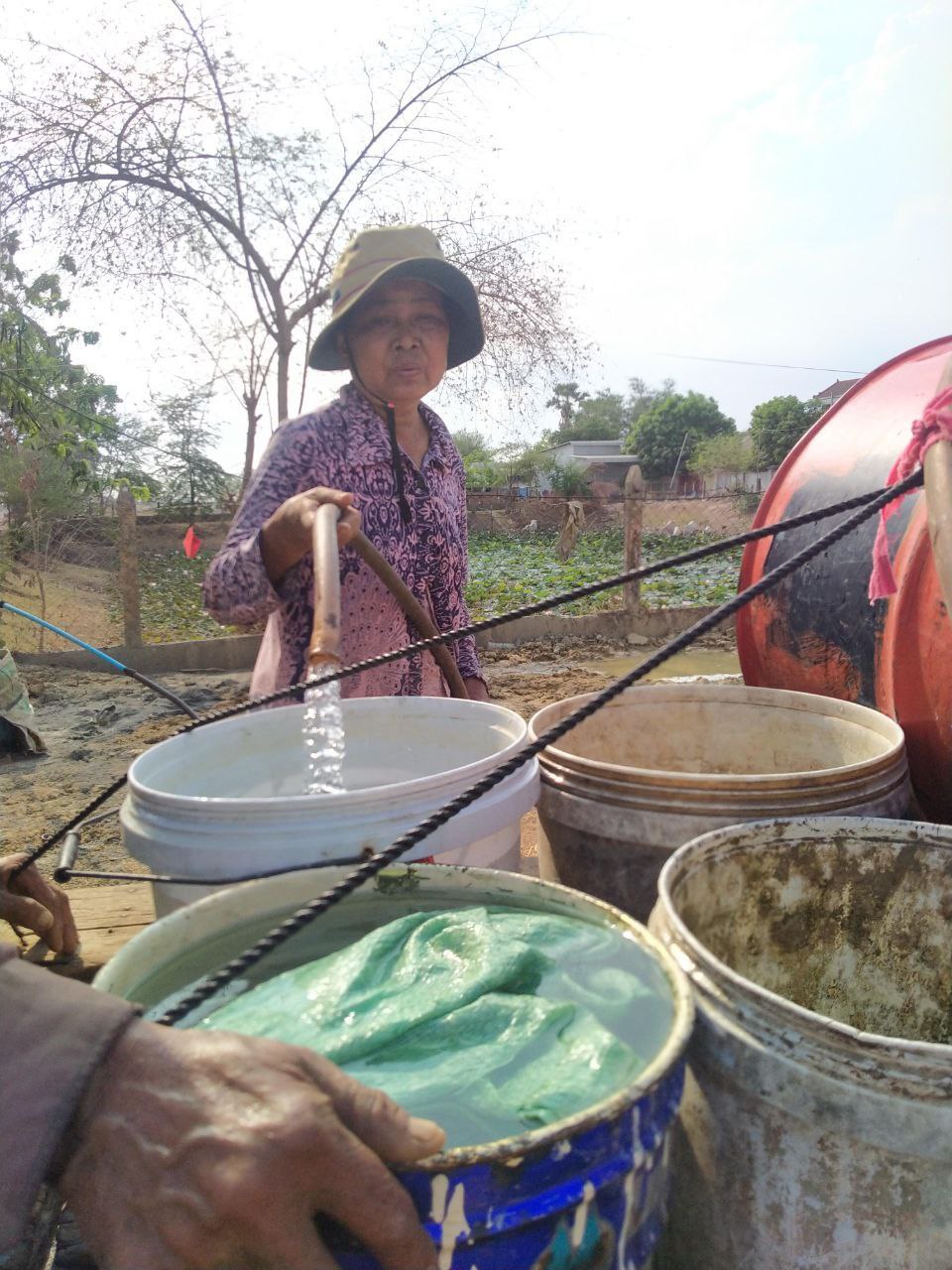 លោកស្រី ប្រធានមន្ទីរអភិវឌ្ឍន៍ជនបទខេត្ត និងមន្រ្ដីជំនាញ ត្រួតពិនិត្យសកម្មភាពផ្គត់ផ្គង់ទឹកនៅស្រុកកណ្ដាលស្ទឹង 13 photo 2024 05 09 20 40 34
