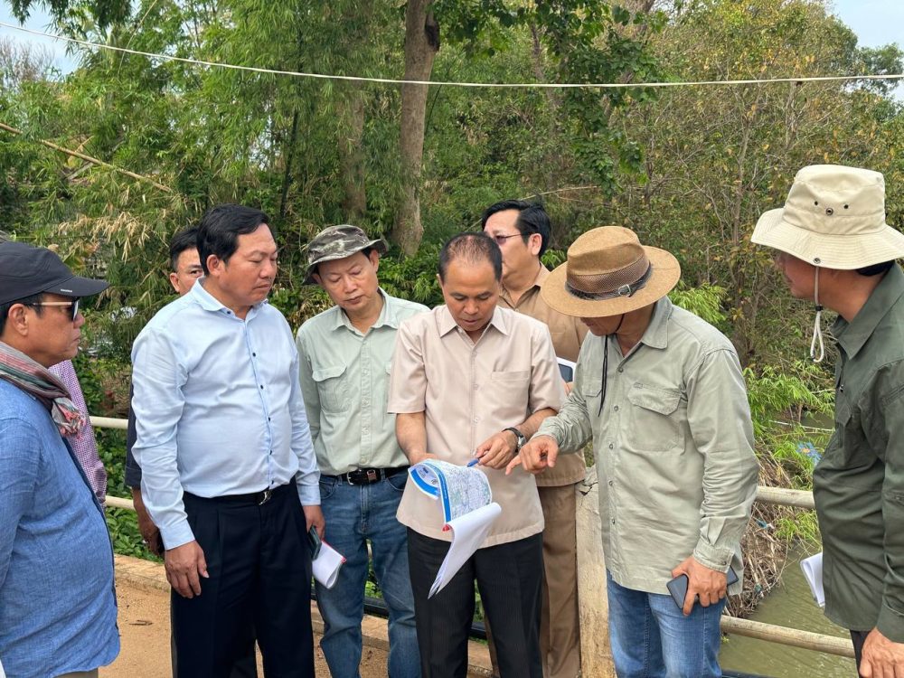 ឯកឧត្តមបណ្ឌិត នួន ដាញ៉ិល ដឹកនាំមន្ត្រីអង្គភាពគ្រប់គ្រកម្មវិធី ចូលរួមអមដំណើរតំណាងក្រសួងសេដ្ឋកិច្ច និងហិរញ្ញវត្ថុចុះពិនិត្យផ្លូវជនបទមួយចំនួន នៅខេត្តកំពង់ធំ ក្នុងក្របខ័ណ្ឌកម្មវិធី RID4CAM 2 photo 2024 05 11 17 47 22