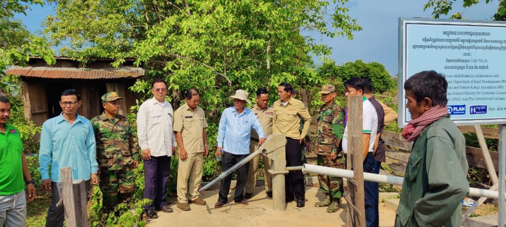 លោកប្រធានមន្ទីរអភិវឌ្ឍន៍ជនបទខេត្ត និងសហការីចុះជួសជុលអណ្ដូងស្នប់ជូនប្រជាពលរដ្ឋនៅស្រុកវើនសៃ ខេត្តរតនគិរី 2 photo 2024 05 16 13 39 41