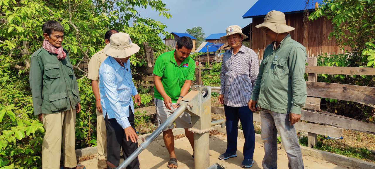 លោកប្រធានមន្ទីរអភិវឌ្ឍន៍ជនបទខេត្ត និងសហការីចុះជួសជុលអណ្ដូងស្នប់ជូនប្រជាពលរដ្ឋនៅស្រុកវើនសៃ ខេត្តរតនគិរី 9 photo 2024 05 16 13 39 42