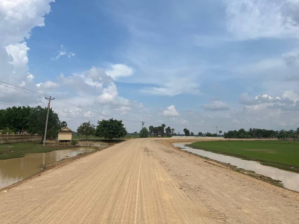 លោក សំ នីតូ ប្រធានមន្ទីរអភិវឌ្ឍន៍ជនបទខេត្តស្វាយរៀង ចុះពិនិត្យមើលវឌ្ឍនភាព និងសម្របសម្រួលជាមួយប្រជាពលរដ្ឋដោះស្រាយបញ្ហាការងារសាងសង់លូ 2 photo 2024 05 20 17 28 56