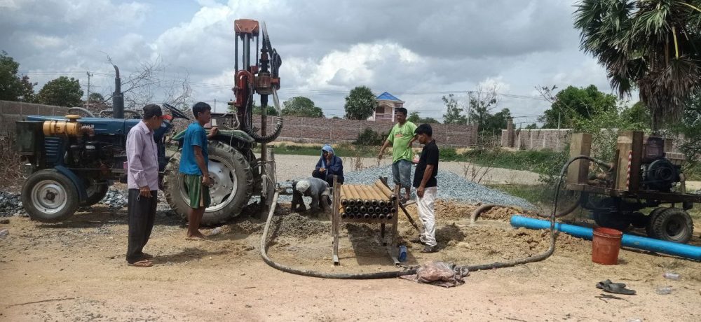 លោក គឹម វិបុល អញ្ជើញចុះពិនិត្យមើលការខួងអណ្តូងនៅក្នុងភូមិក្រាំងពង្រ សង្កាត់ក្រាំងពង្រ 2 photo 2024 05 20 21 03 59