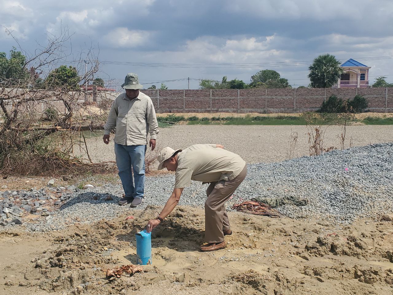 លោក គឹម វិបុល អញ្ជើញចុះពិនិត្យមើលការខួងអណ្តូងនៅក្នុងភូមិក្រាំងពង្រ សង្កាត់ក្រាំងពង្រ 7 photo 2024 05 20 21 04 00