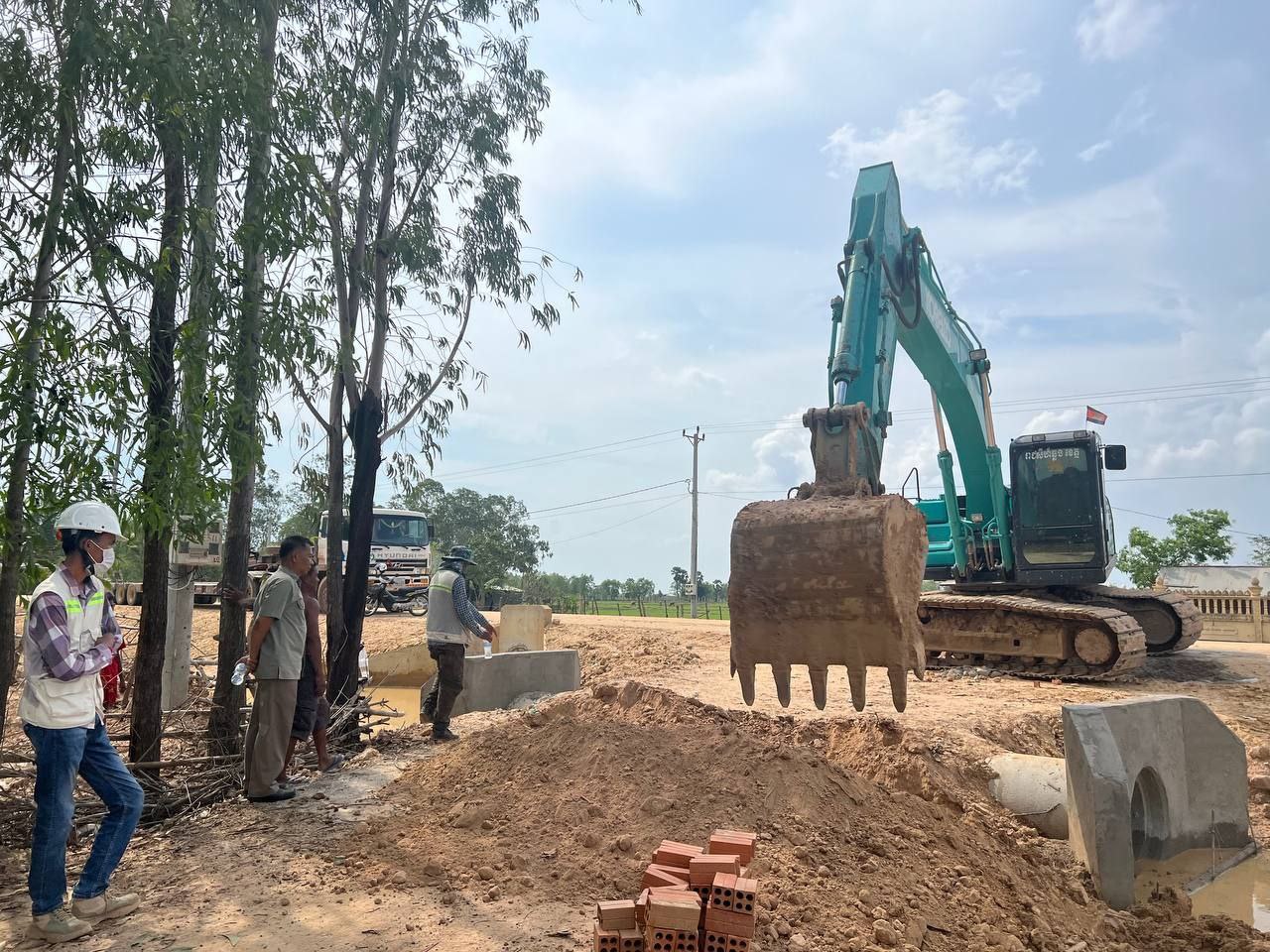 លោក សំ នីតូ ប្រធានមន្ទីរអភិវឌ្ឍន៍ជនបទខេត្តស្វាយរៀង ចុះពិនិត្យមើលវឌ្ឍនភាព និងសម្របសម្រួលជាមួយប្រជាពលរដ្ឋដោះស្រាយបញ្ហាការងារសាងសង់លូ 10 photo 2024 05 21 08 09 34