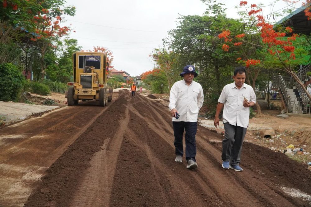 លោក ឡុក វុឌ្ឍី ត្រួតពិនិត្យការងារស្ថាបនាផ្លូវរបស់គម្រោងអភិវឌ្ឍន៍ហេដ្ឋារចនាសម្ព័ន្ធជនបទដែលធន់នឹងការប្រែប្រួលអាកាសធាតុ ចំនួន១ខ្សែ នៅស្រុកស៊ីធរកណ្តាល។ 2 photo 2024 05 21 14 51 55