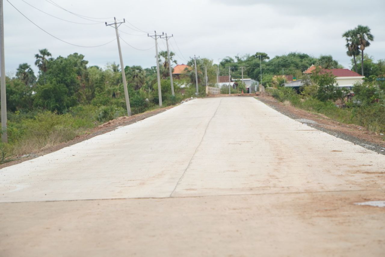 លោក ឡុក វុឌ្ឍី ត្រួតពិនិត្យការងារស្ថាបនាផ្លូវរបស់គម្រោងអភិវឌ្ឍន៍ហេដ្ឋារចនាសម្ព័ន្ធជនបទដែលធន់នឹងការប្រែប្រួលអាកាសធាតុ ចំនួន១ខ្សែ នៅស្រុកស៊ីធរកណ្តាល។ 13 photo 2024 05 21 14 52 19