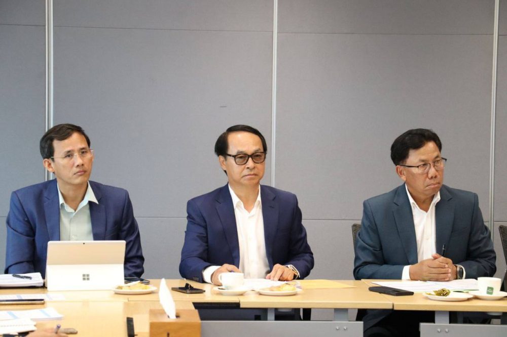 ឯកឧត្តមបណ្ឌិត ចាន់ ដារ៉ុង ដឹកនាំមន្ត្រីបច្ចេកទេសគម្រោង និងក្រុមទីប្រឹក្សាបច្ចេកទេសរបស់គម្រោង RCIP នៃក្រសួងអភិវឌ្ឍន៍ជនបទ ចូលកិច្ចប្រជុំជាមួយក្រុមបេសកកម្មធនាគារពិភពលោក (WB) 2 photo 2024 05 27 18 40 47