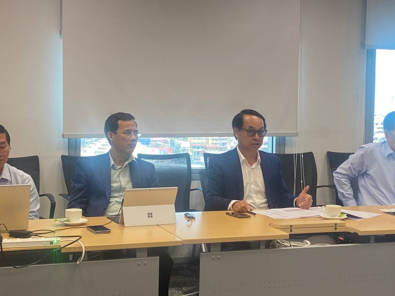 ឯកឧត្តមបណ្ឌិត ចាន់ ដារ៉ុង ដឹកនាំមន្ត្រីបច្ចេកទេសគម្រោង និងក្រុមទីប្រឹក្សាបច្ចេកទេសរបស់គម្រោង RCIP នៃក្រសួងអភិវឌ្ឍន៍ជនបទ ចូលកិច្ចប្រជុំជាមួយក្រុមបេសកកម្មធនាគារពិភពលោក (WB) 14 photo 2024 05 27 19 41 28