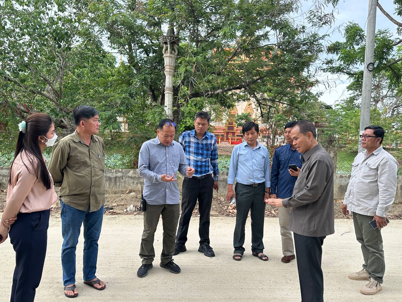 ឯកឧត្តមបណ្ឌិត នួន ដាញ៉ិល អញ្ជើញដឹកនាំគណៈកម្មាធិការអន្តរក្រសួង ត្រួតពិនិត្យ និងវាយតម្លៃបញ្ចប់សុពលភាពលើលទ្ធផលការងារថែទាំខួបផ្លូវដោយក្រាលក្រួសក្រហមចំនួន ០២ខ្សែ នៅឃុំលាយបូរ ស្រុកត្រាំកក់ ខេត្តតាកែវ 10 photo 2024 05 28 14 08 42