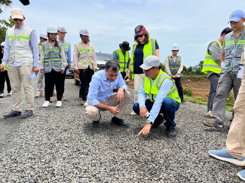 ឯកឧត្តមបណ្ឌិត ចាន់ ដារ៉ុង ដឹកនាំមន្ត្រីបច្ចេកទេសគម្រោង និងក្រុមទីប្រឹក្សាបច្ចេកទេសរបស់គម្រោង នៃក្រសួងអភិវឌ្ឍន៍ជនបទ ចូលរួមពិនិត្យវឌ្ឍនភាពនៃការអនុវត្តគម្រោងកែលម្អការតភ្ជាប់ហេដ្ឋារចនាសម្ព័ន្ធផ្លូវថ្នល់ (RCIP) ជាមួយក្រុមបេសកកម្មធនាគារពិភពលោក 2 photo 2024 05 29 18 43 52