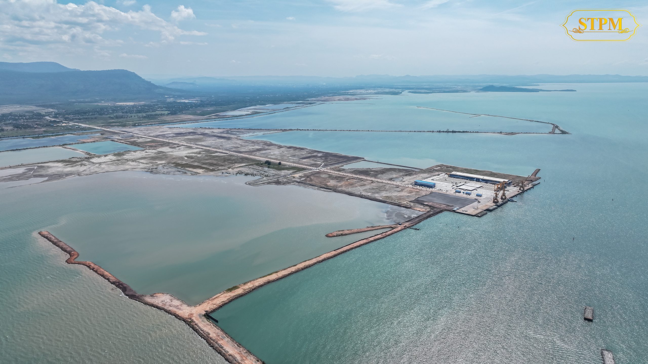 ឯកឧត្តម ឆាយ ឫទ្ធិសែន អញ្ជើញជាកិត្តិយសក្នុងពិធីសម្ពោធបើកឱ្យដំណើរការជាផ្លូវការកំពង់ផែពហុបំណងកំពត ក្រោមអធិបតីភាពដ៏ខ្ពង់ខ្ពស់ សម្តេចមហាបវរធិបតី ហ៊ុន ម៉ាណែត 9 DJI 20240606062632 0458 D scaled