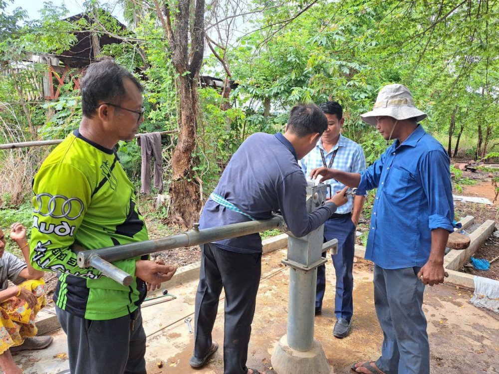 ក្រុមការងារទឹកស្អាត នៃមន្ទីរអភិវឌ្ឍន៍ជនបទបានជួសជុលអណ្តូងស្នប់ជូនប្រជាពលរដ្ឋបានចំនួន ២អណ្តូង ស្ថិតនៅភូមិអូរស្មៀត ឃុំតស៊ូ ស្រុកជ័យសែន 2 photo 2024 05 31 15 26 28