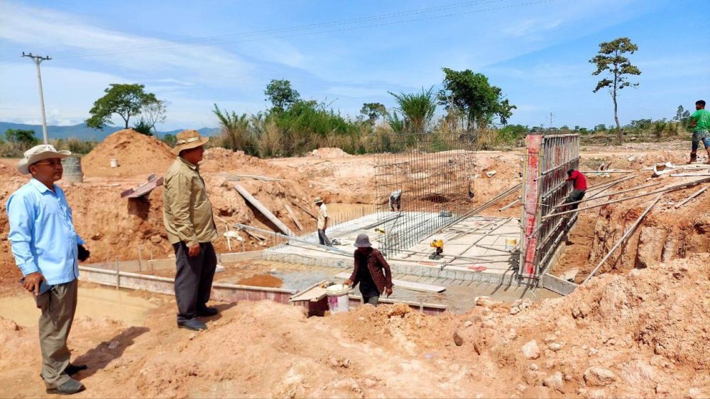 លោក ធីម សុធារ៉ា ដឹកនាំមន្ត្រីបច្ចេកទេសផ្លូវជនបទ ដើម្បីពិនិត្យមើលវឌ្ឍនភាព គម្រោងស្តារឡើងវិញផ្លូវជនបទ ចំនួន ៤គម្រោង 2 photo 2024 05 31 17 14 31