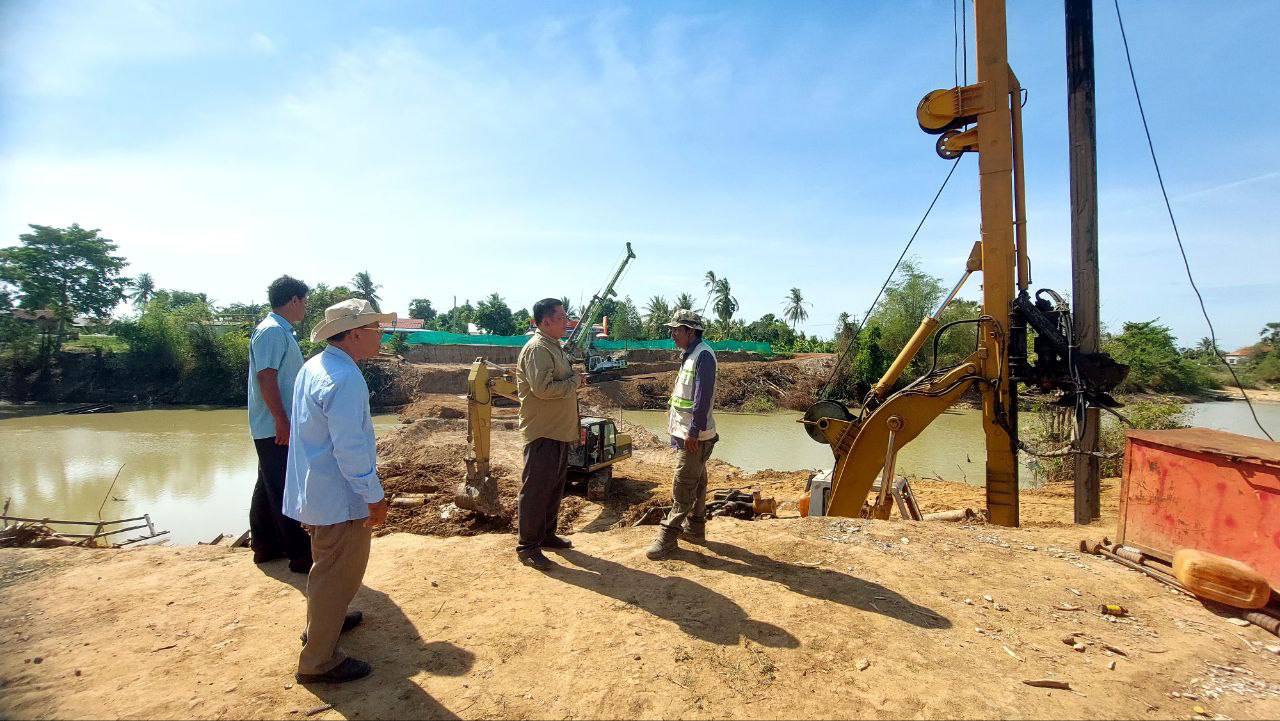 លោក ធីម សុធារ៉ា ដឹកនាំមន្ត្រីបច្ចេកទេសផ្លូវជនបទ ដើម្បីពិនិត្យមើលវឌ្ឍនភាព គម្រោងស្តារឡើងវិញផ្លូវជនបទ ចំនួន ៤គម្រោង 13 photo 2024 05 31 17 33 43