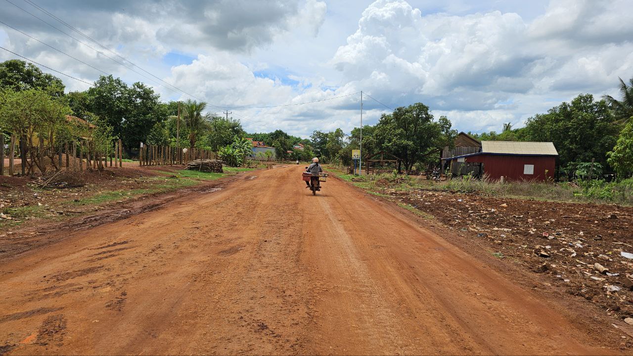 លោក តាន់ វាសនា បានចូលរួមអមដំណើរ តំណាងក្រសួងសេដ្ឋកិច្ច និងហិរញ្ញវត្ថុ ចុះពិនិត្យផ្លូវចំនួន ០៥ខ្សែ ក្នុងខេត្តកំពង់ធំ ក្នុងក្របខ័ណ្ឌ RID4CAM 11 photo 2024 06 01 18 04 13