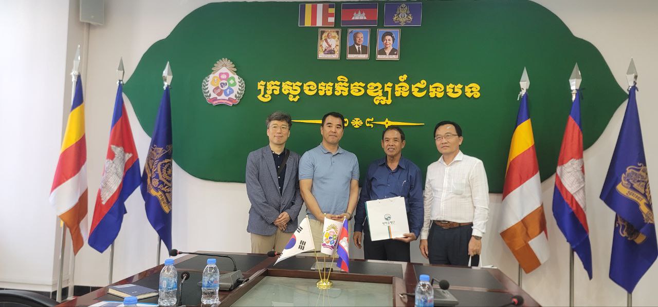 ឯកឧត្តម ជួប សំអាត ទទួលជួបពិភាក្សាការងារជាមួយប្រតិភូអង្គការចលនាភូមិថ្មីកូរ៉េ 11 photo 2024 06 04 20 14 50