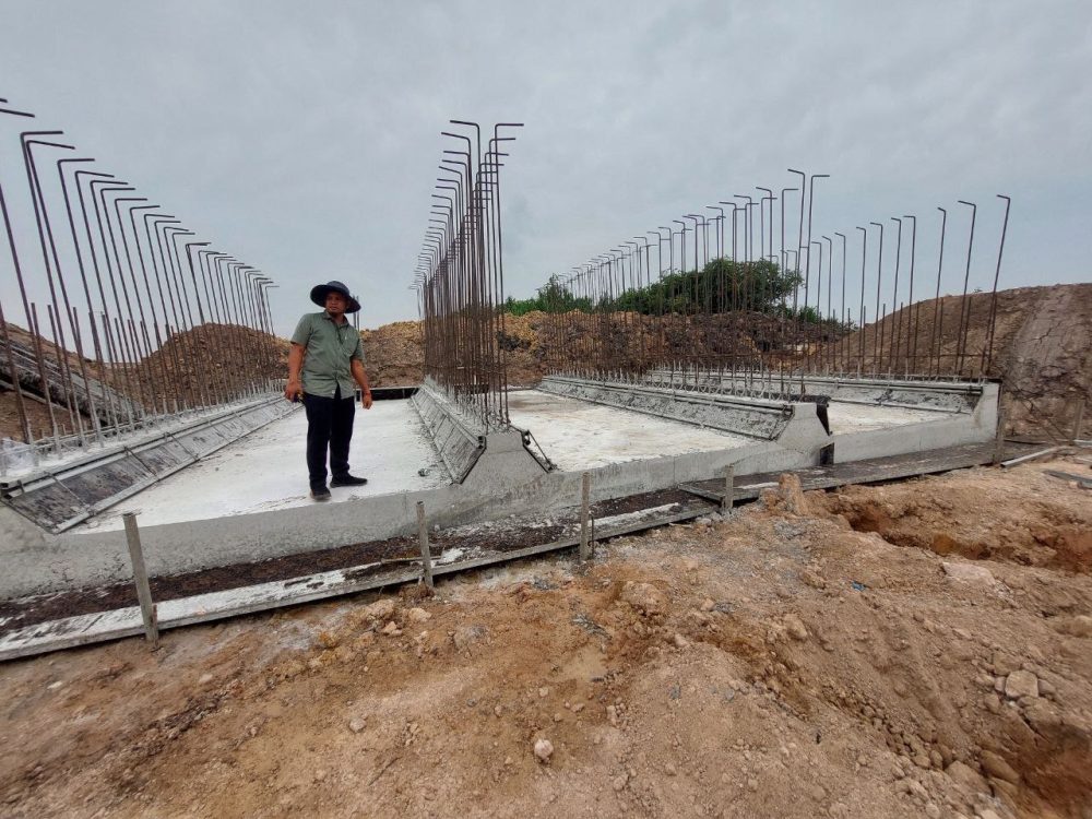 មន្ទីរអភិវឌ្ឍន៍ជនបទខេត្តស្វាយរៀង បានចុះពិនិត្យការដ្ឋានសាងសង់ផ្លូវគម្រោង SAAMBAT នៅស្រុកកំពង់រោទិ៍ 2 photo 2024 06 07 18 18 47