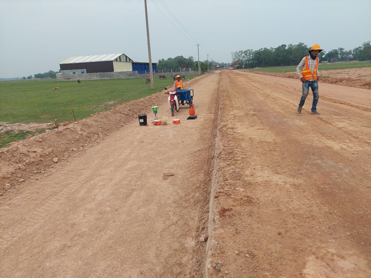 មន្ទីរអភិវឌ្ឍន៍ជនបទខេត្តស្វាយរៀង បានចុះពិនិត្យការដ្ឋានសាងសង់ផ្លូវគម្រោង SAAMBAT នៅស្រុកកំពង់រោទិ៍ 8 photo 2024 06 07 18 18 48
