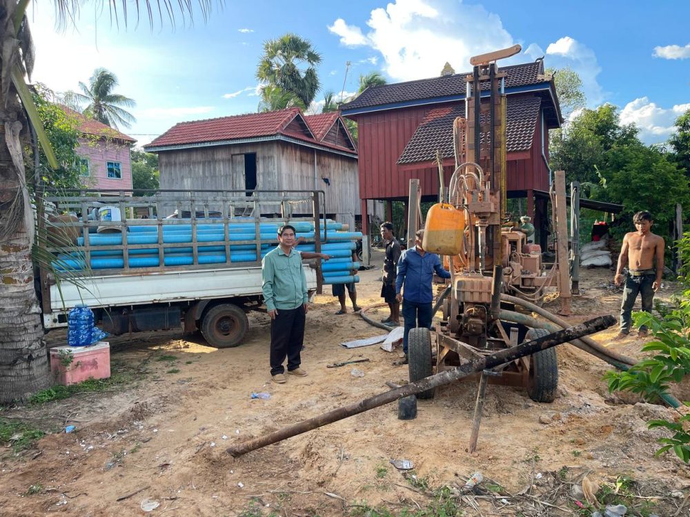 ប្រធានមន្ទីរស្តីទី នៃមន្ទីរអភិវឌ្ឍន៍ជនបទខេត្តកំពង់ធំ អញ្ជើញចុះពិនិត្យមើលសកម្មភាពខួងអណ្ដូងដែលជាផែនការឆ្នាំ២០២៤ ចំនួន៩អណ្តូង 2 photo 2024 06 11 19 02 19