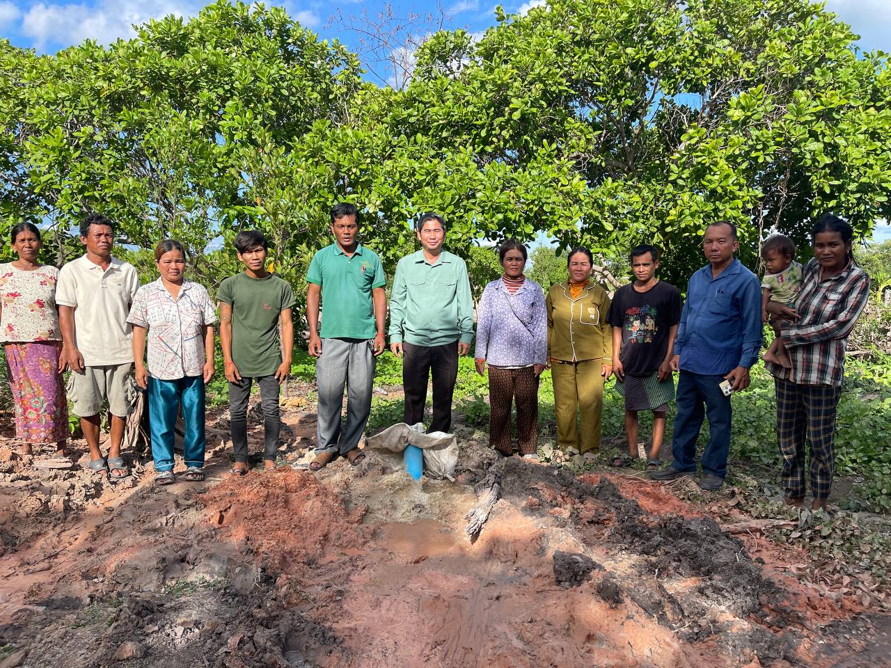 ប្រធានមន្ទីរស្តីទី នៃមន្ទីរអភិវឌ្ឍន៍ជនបទខេត្តកំពង់ធំ អញ្ជើញចុះពិនិត្យមើលសកម្មភាពខួងអណ្ដូងដែលជាផែនការឆ្នាំ២០២៤ ចំនួន៩អណ្តូង 7 photo 2024 06 11 19 02 33